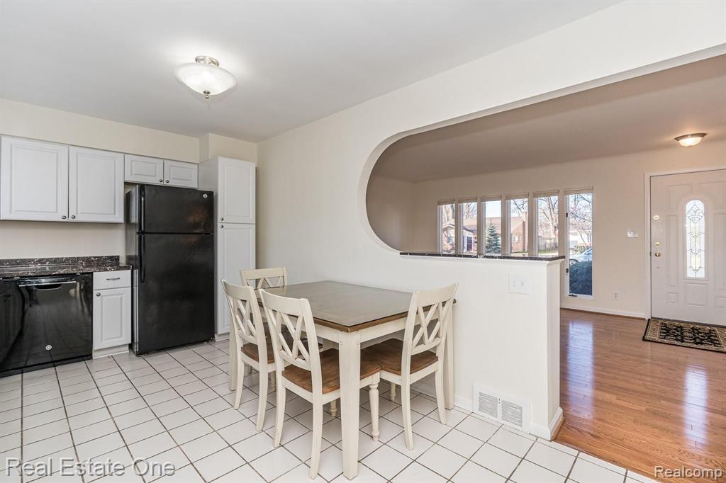 1216 Sycamore Drive Rochester, MI 48307 - Photo 8 of 31