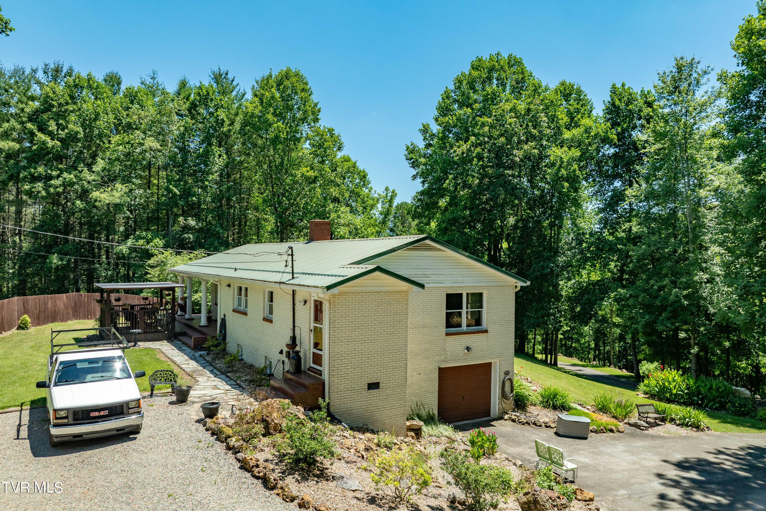 542 Rainbow Road Mountain City, TN 37683 - Photo 5 of 87 542 Rainbow Road (20 of 88)