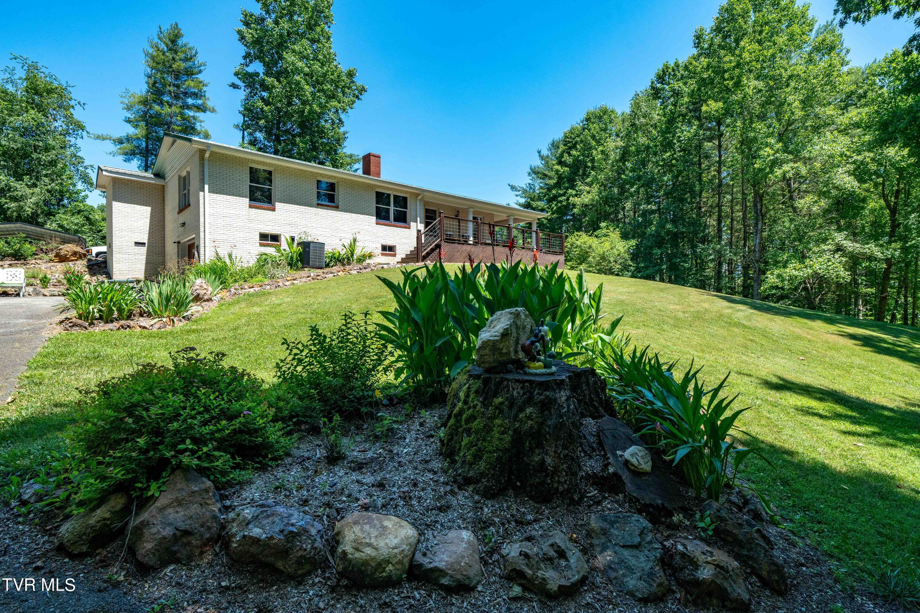 542 Rainbow Road Mountain City, TN 37683 - Photo 10 of 87 542 Rainbow Road (25 of 88)