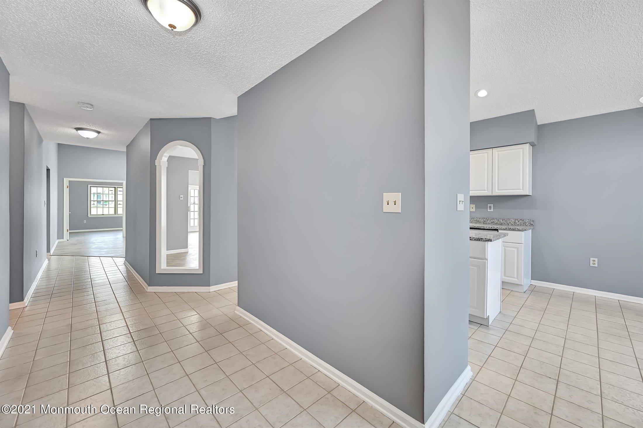 6 Abbey Lane Marlboro, NJ 07746 - Photo 3 of 33 ENTRY