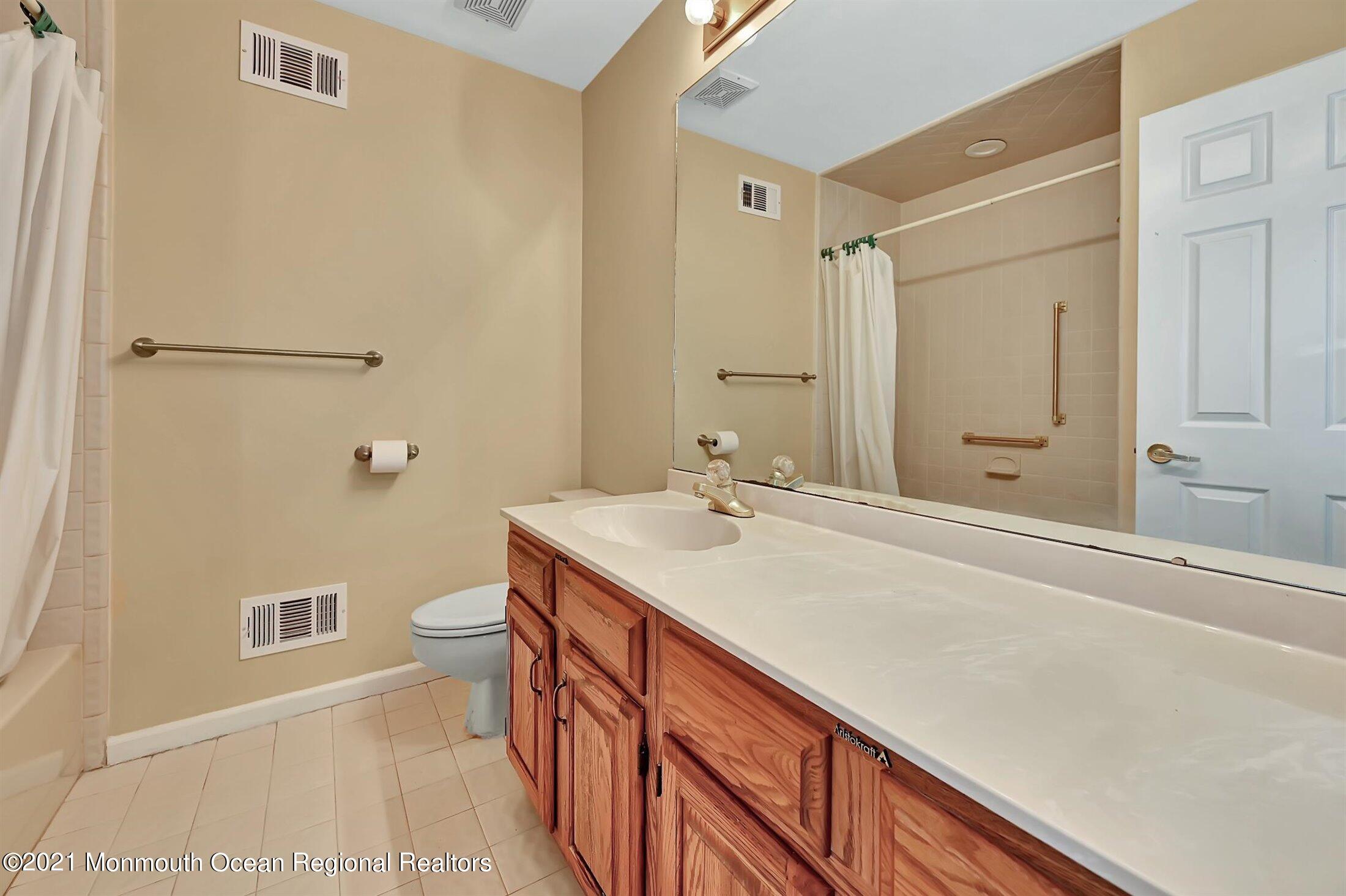 6 Abbey Lane Marlboro, NJ 07746 - Photo 22 of 33 MAIN BATH