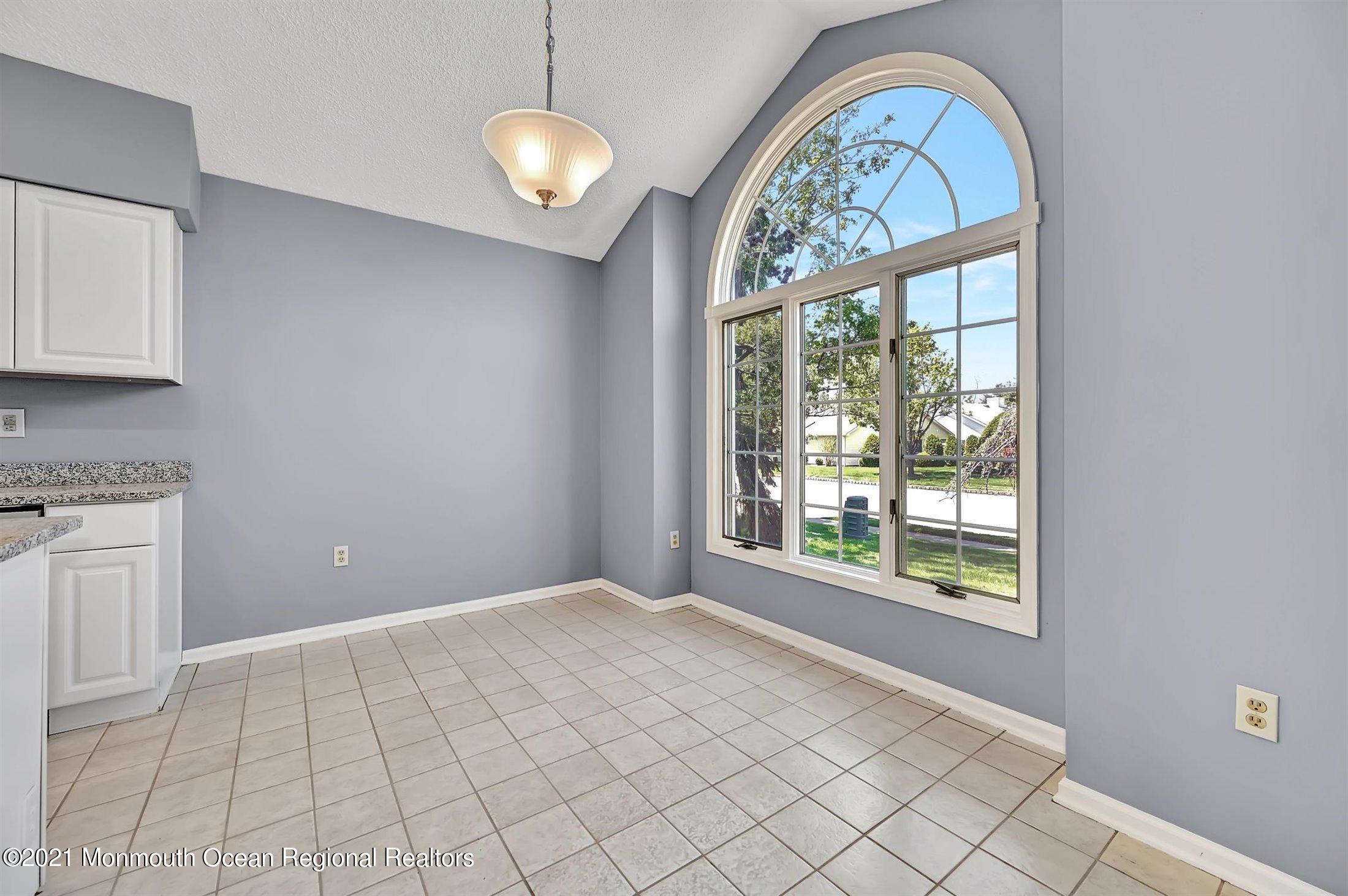 6 Abbey Lane Marlboro, NJ 07746 - Photo 4 of 33 EAT IN AREA