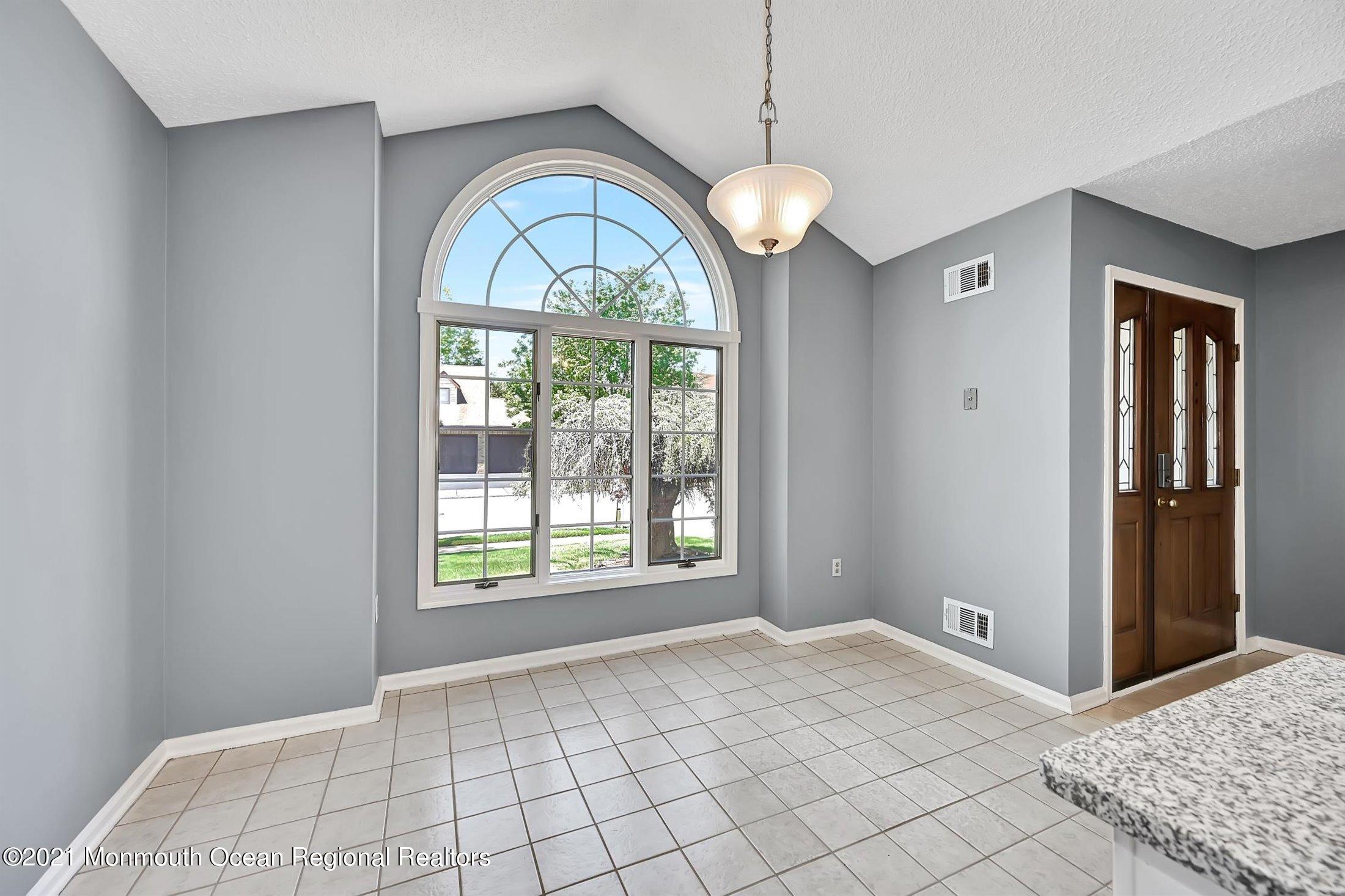 6 Abbey Lane Marlboro, NJ 07746 - Photo 5 of 33 EAT IN AREA