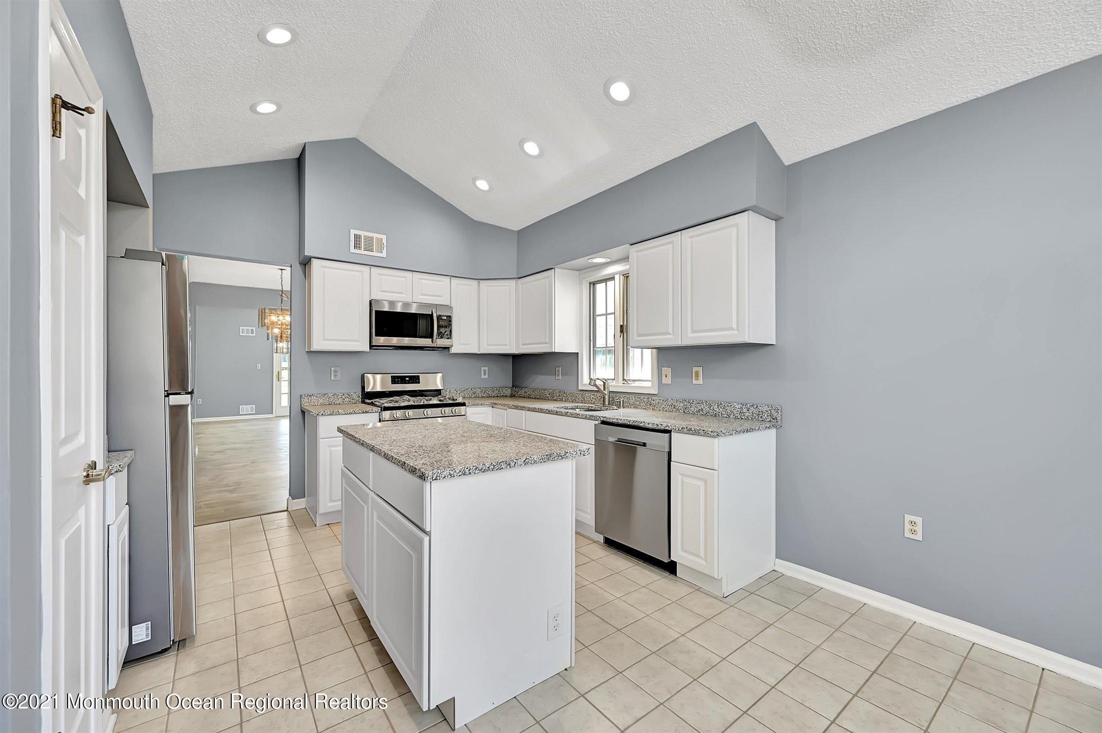 6 Abbey Lane Marlboro, NJ 07746 - Photo 9 of 33 KITCHEN