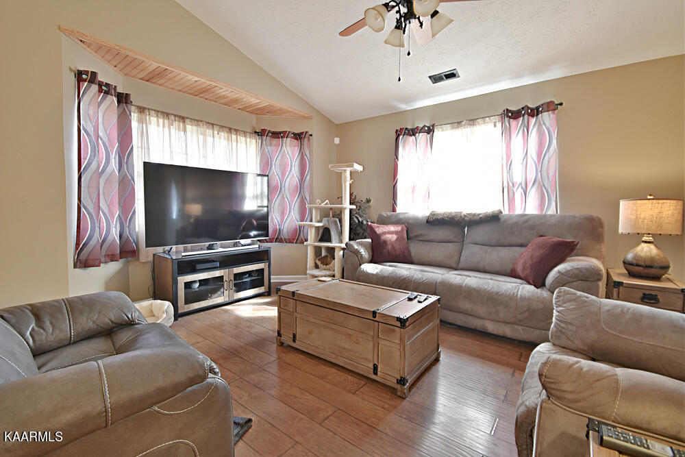 387 Pine Ridge Road Harriman, TN 37748 - Photo 3 of 20 Living Room