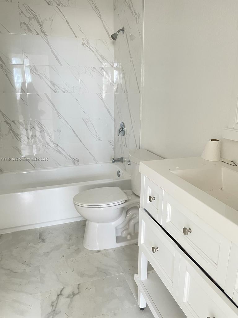 2903 Southeast 17th Avenue, Unit 206 Homestead, FL 33035 - Photo 14 of 28 a bathroom with a toilet a sink and bathtub