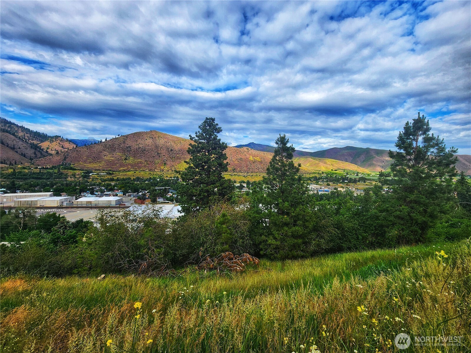 309 Kennedy Road Cashmere, WA 98815 - Photo 1 of 6 a view of lake and mountain
