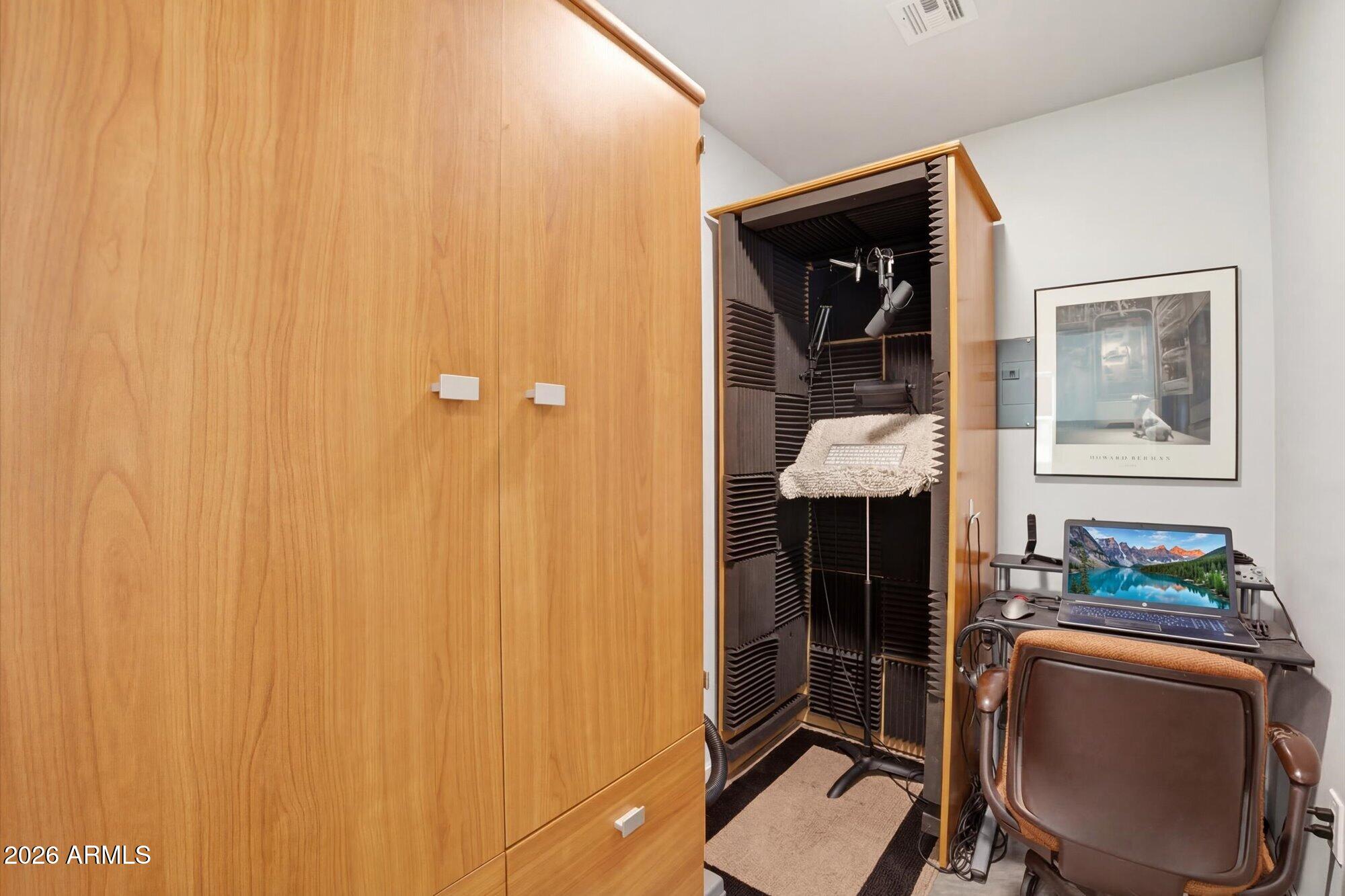 8324 North 8th Avenue Phoenix, AZ 85021 - Photo 24 of 39 a workspace with furniture and window