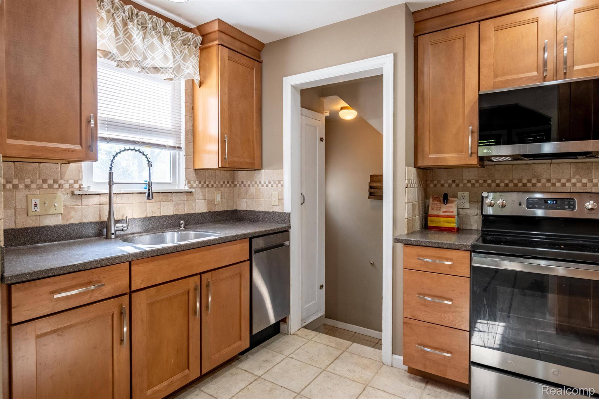 2119 Columbia Road Berkley, MI 48072 - Photo 3 of 39 Gallery Image 3