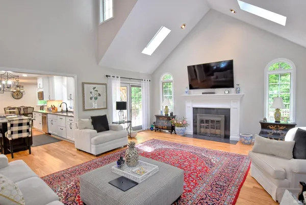 $625,000 | 305 Key W Drive, Evansville, IN 47712