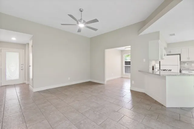 $2,000 | 69 Fallshire Drive, The Woodlands, TX 77381