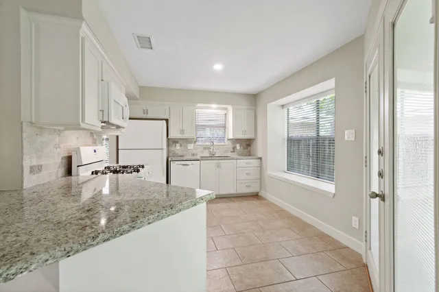 $2,000 | 69 Fallshire Drive, The Woodlands, TX 77381