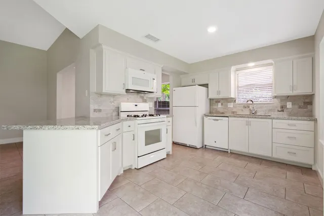 $2,000 | 69 Fallshire Drive, The Woodlands, TX 77381