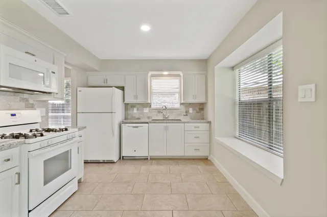 $2,000 | 69 Fallshire Drive, The Woodlands, TX 77381