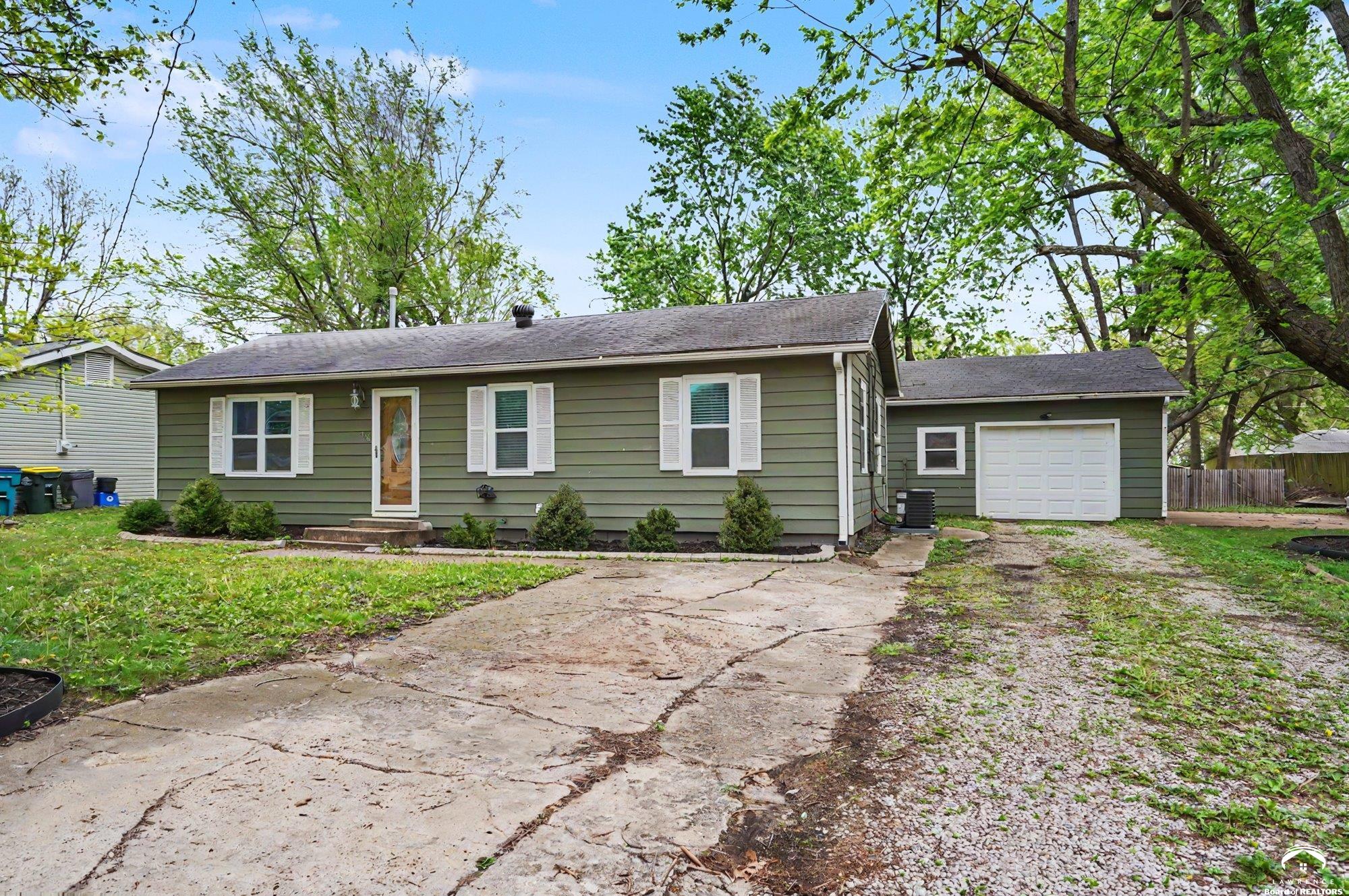 410 South Jefferson Street Spring Hill, KS 66083 - Photo 2 of 28