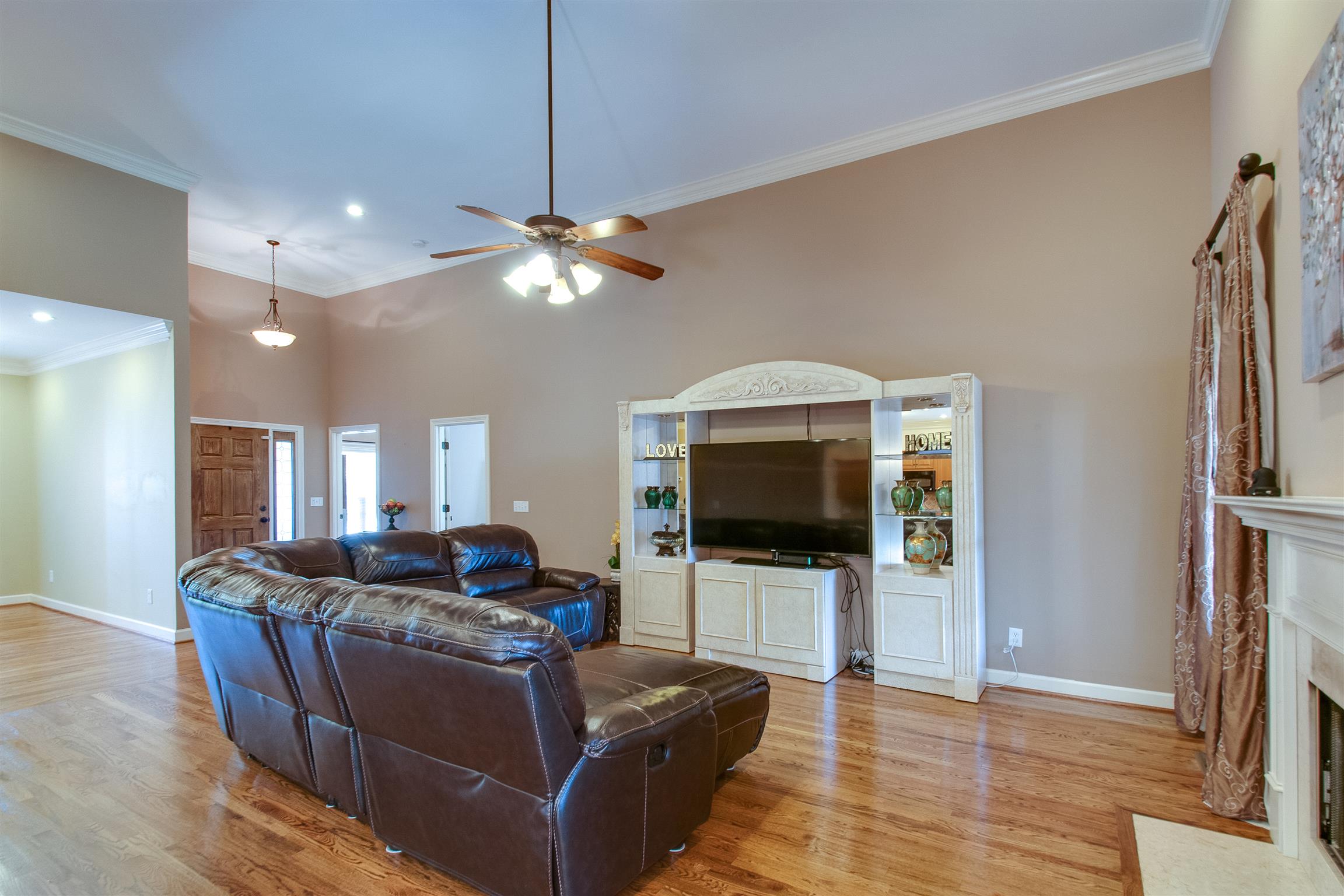 211 Bellevue Road Nashville, TN 37221 - Photo 6 of 30 Living room.