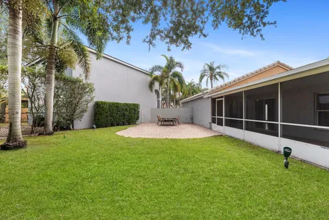 a view of a house with backyard and garden
