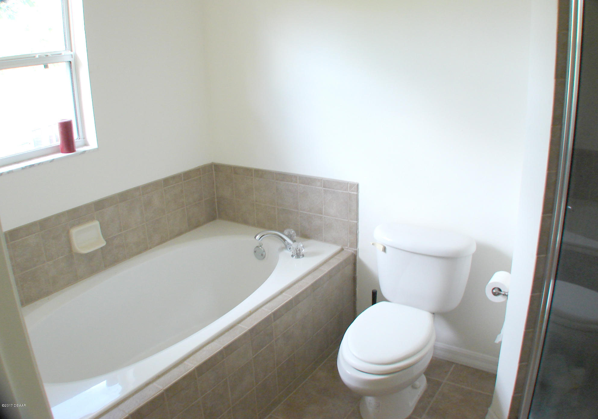 542 Northwest 39th Road, Unit 402 Gainesville, FL 32607 - Photo 6 of 13 542-bed1-master bath