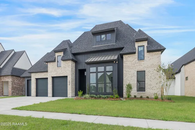 $669,000 | 204 Sabal Grv Lane, Youngsville, LA 70592