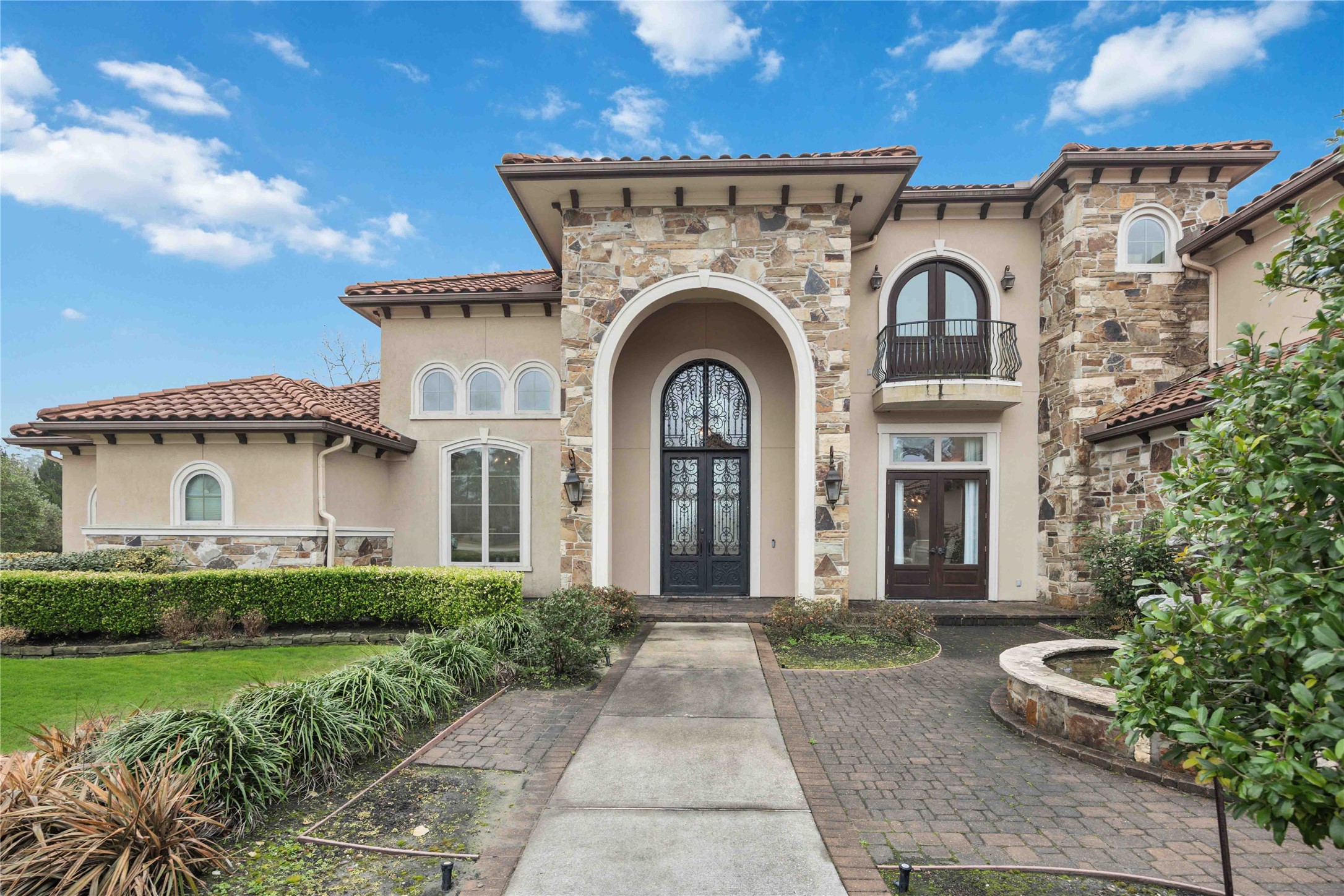 4510 Siandra Creek Court Spring, TX 77386 - Photo 2 of 50 a front view of a house with garden