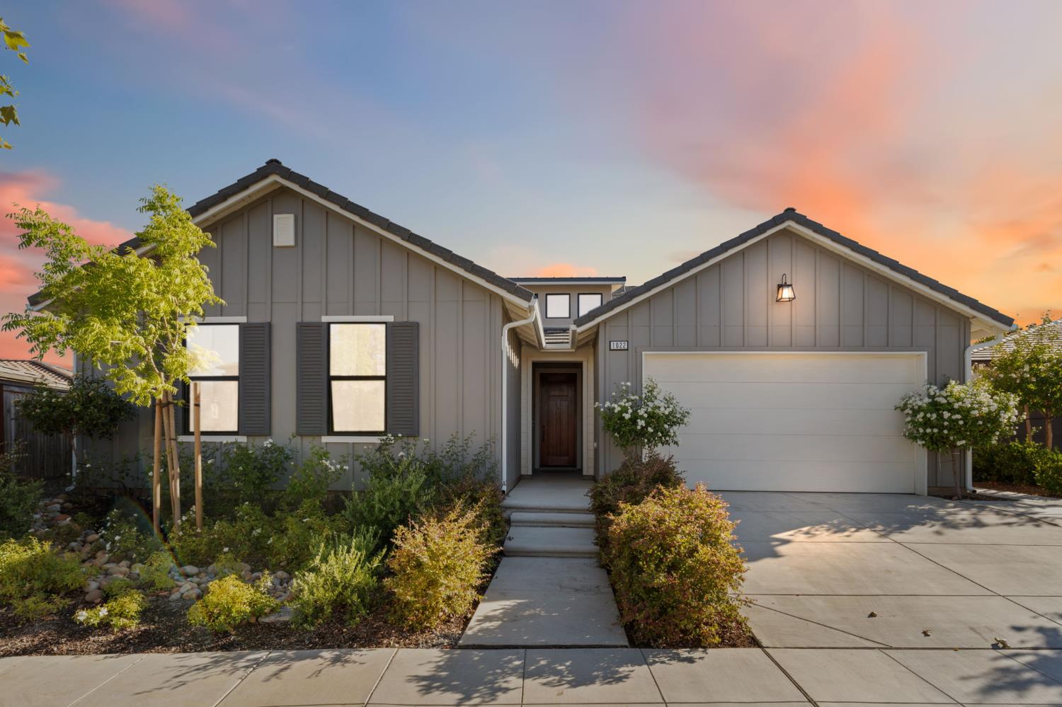 1022 Moonrise Way Madera, CA 93636 - Photo 3 of 52 a front view of a house with garden