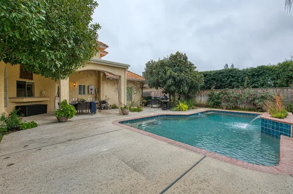 $1,290,000 | 10155 North Edgewood Drive, Fresno, CA 93720