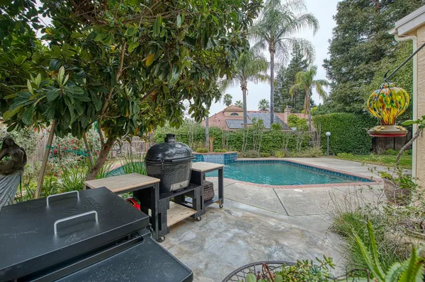 $1,290,000 | 10155 North Edgewood Drive, Fresno, CA 93720