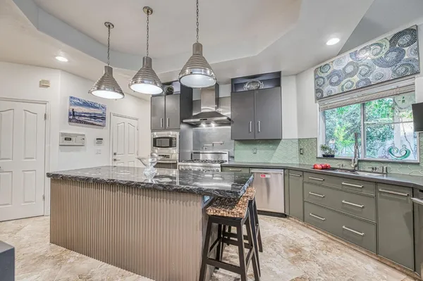 $1,290,000 | 10155 North Edgewood Drive, Fresno, CA 93720