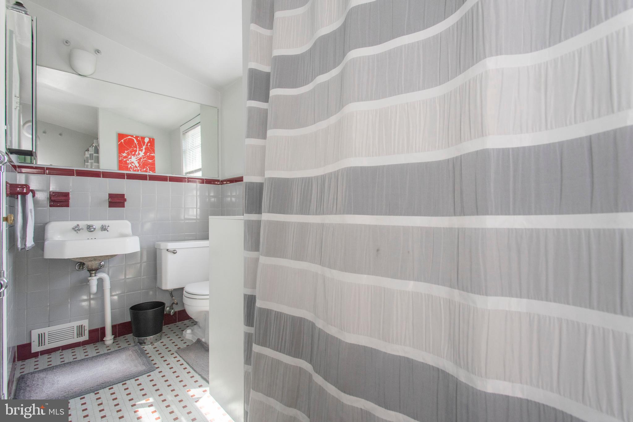 218 Fairhill Road Morton, PA 19070 - Photo 26 of 38 2nd Floor Full Bathroom