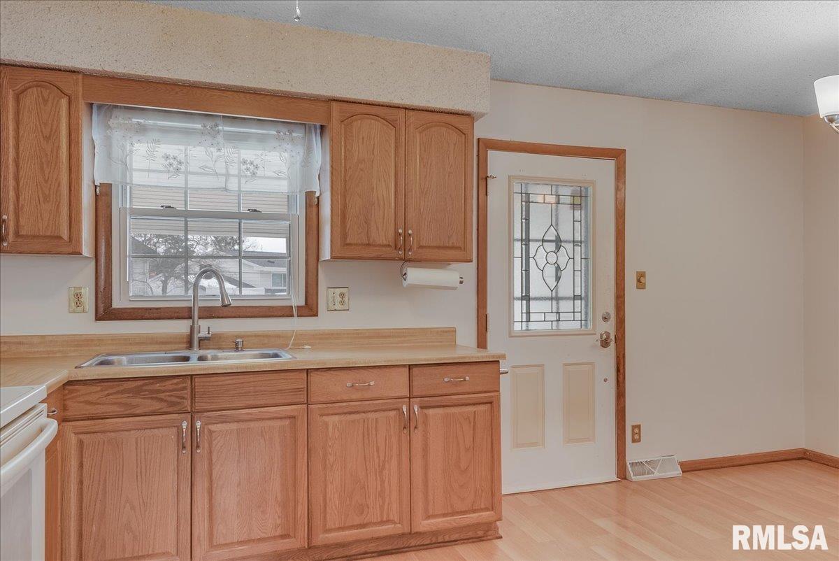 12 St Marys Court Springfield, IL 62702 - Photo 7 of 30