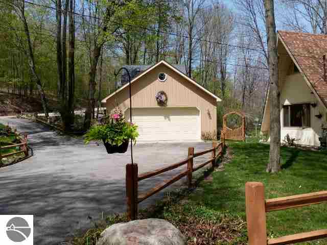 19590 Pleasantview Road Lake Ann, MI 49650 - Photo 19 of 76 1745320-18.JPG