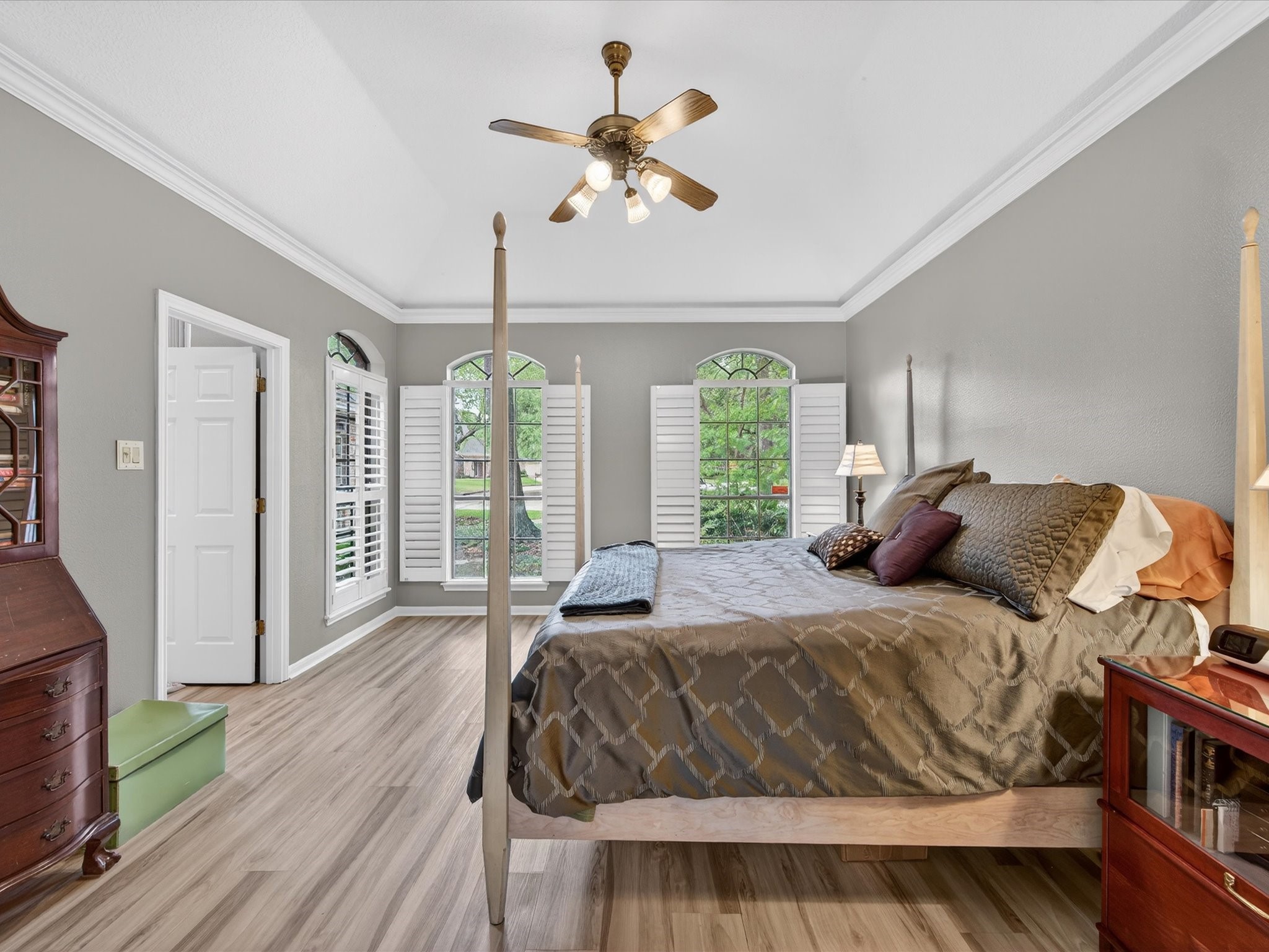 6207 Sandypine Drive Spring, TX 77379 - Photo 20 of 46 A serene retreat featuring crown molding, shutter-style blinds, and a calming atmosphere designed for rest and relaxation.