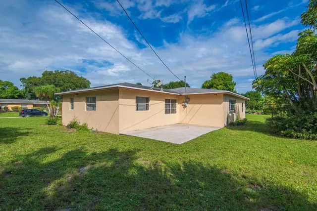 $2,450 | 4526 43rd Court, Vero Beach, FL 32967