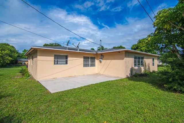 $2,450 | 4526 43rd Court, Vero Beach, FL 32967