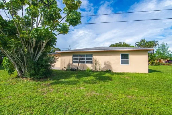 a view of a house with a backyard