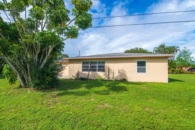 $2,450 | 4526 43rd Court, Vero Beach, FL 32967