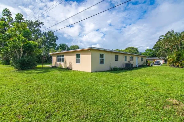 a view of a house with backyard and garden
