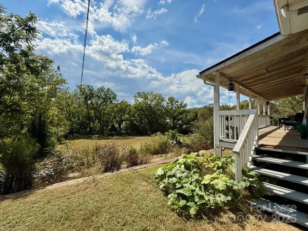 a view of a backyard