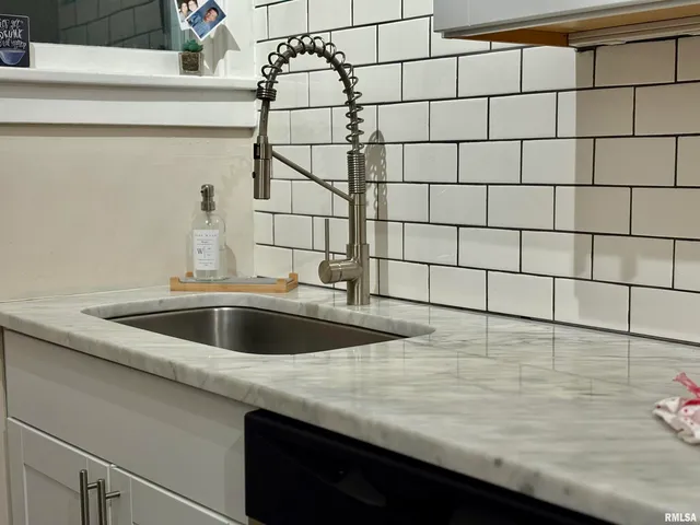 $153,000 | 934 West Douglas Avenue, Jacksonville, IL 62650