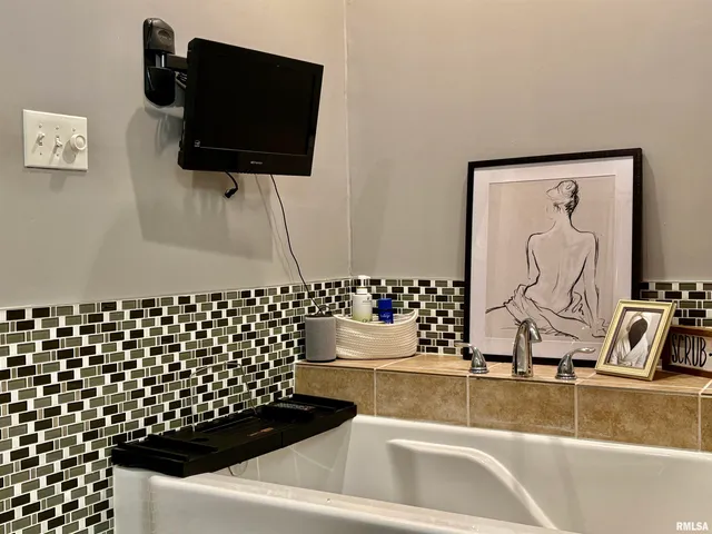 $153,000 | 934 West Douglas Avenue, Jacksonville, IL 62650