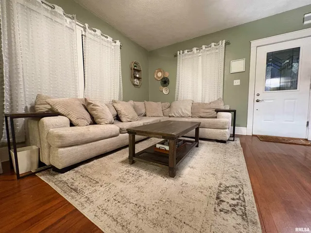 $153,000 | 934 West Douglas Avenue, Jacksonville, IL 62650