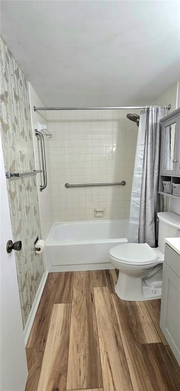12200 Vonn Road, Unit 1305 Largo, FL 33774 - Photo 18 of 22 a bathroom with a bathtub and a shower