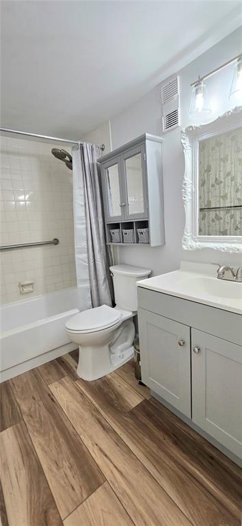12200 Vonn Road, Unit 1305 Largo, FL 33774 - Photo 19 of 22 a spacious bathroom with a double vanity sink a mirror and a bathtub