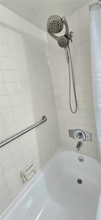 12200 Vonn Road, Unit 1305 Largo, FL 33774 - Photo 20 of 22 a bathroom with a bathtub