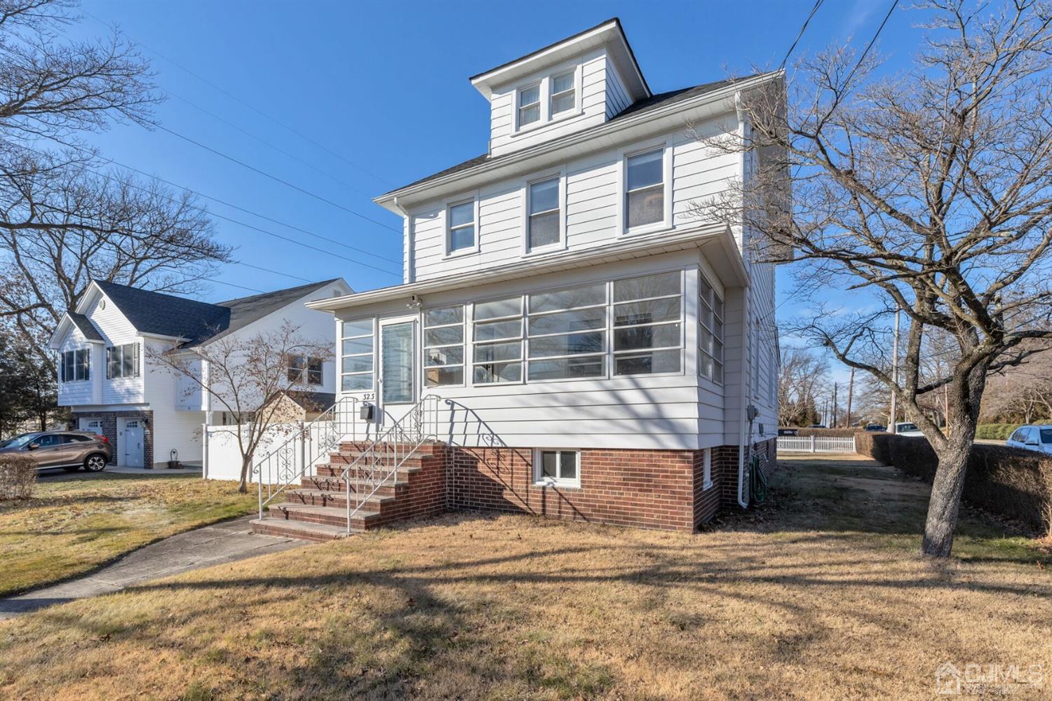 323 Washington Road Sayreville, NJ 08872 - Photo 37 of 40 a front view of a house with a patio