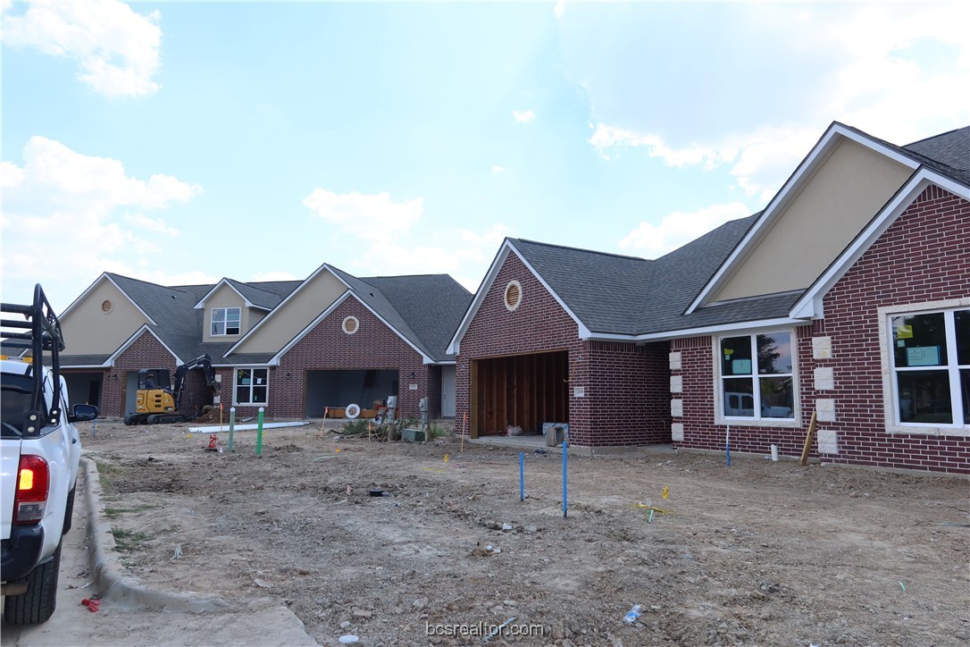a view of an house with a outdoor space