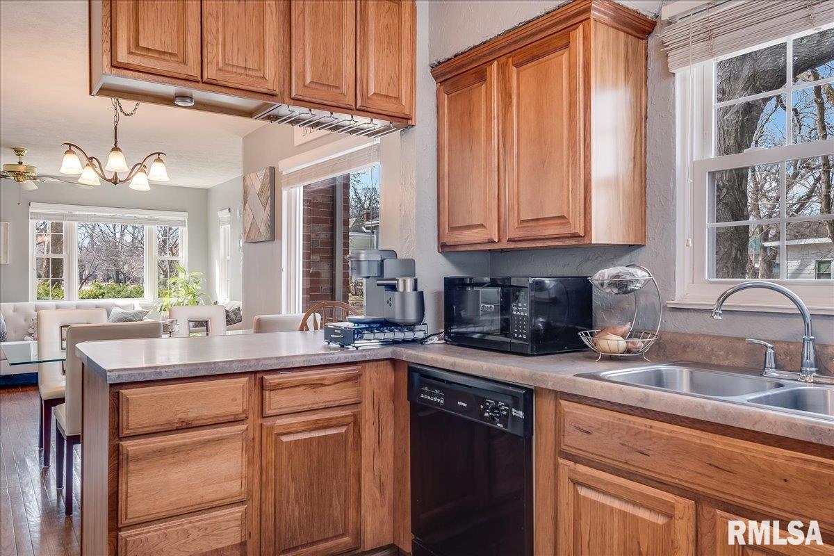 1057 West Edwards Street Springfield, IL 62704 - Photo 12 of 34 Gallery Image 12