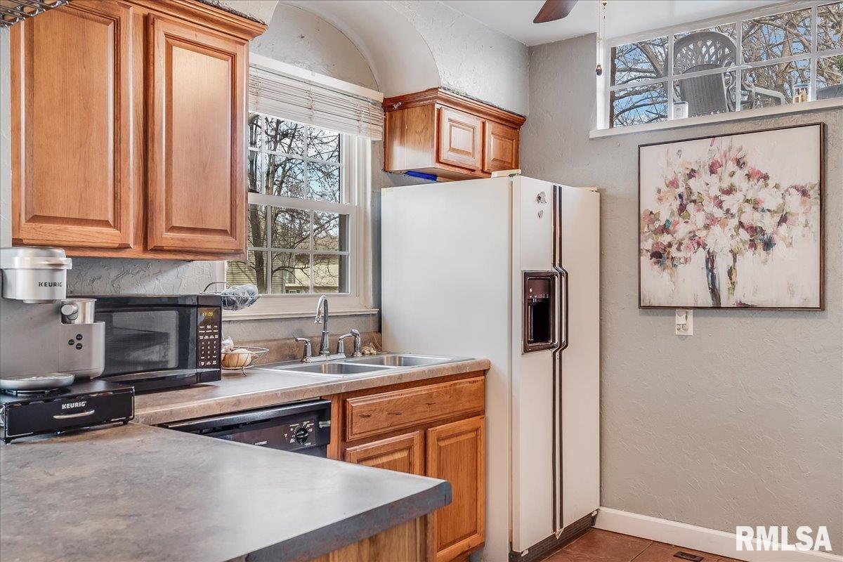 1057 West Edwards Street Springfield, IL 62704 - Photo 10 of 34 Gallery Image 10