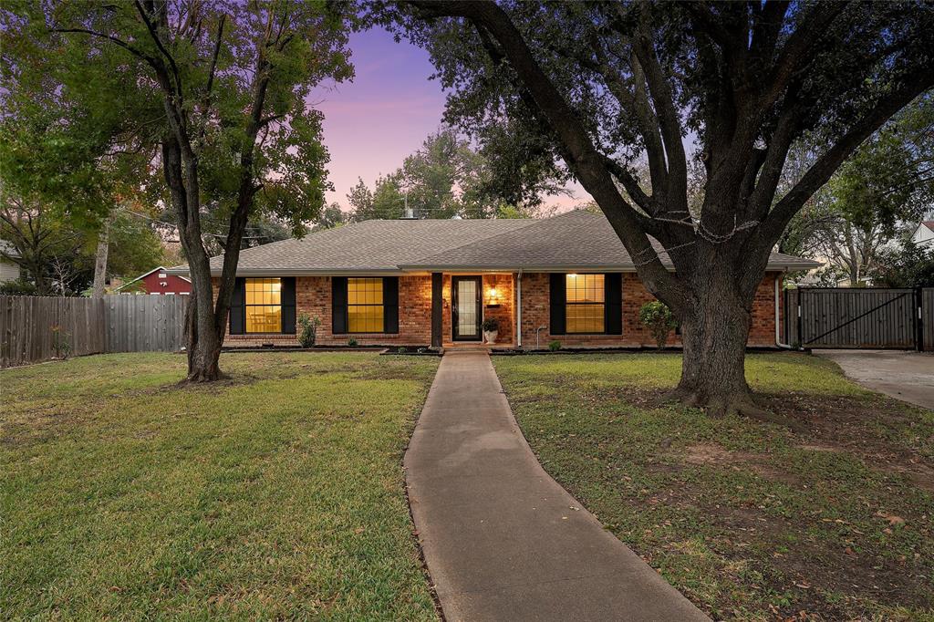 5704 Silver Lake Circle Waco, TX 76710 - Photo 2 of 36 a view of a yard in front of house