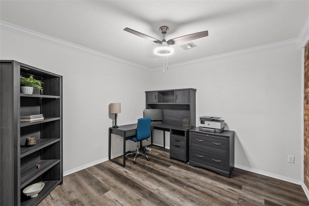 5704 Silver Lake Circle Waco, TX 76710 - Photo 29 of 36 a workspace with furniture